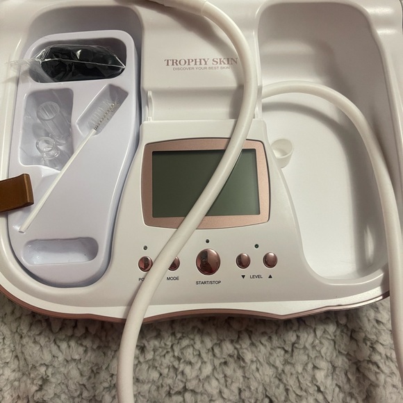 Trophy Skin Microdermabrasion Device - Picture 1 of 3